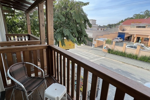 Cortinas blackout, ferros/tábuas de passar roupa, Wi-Fi de cortesia