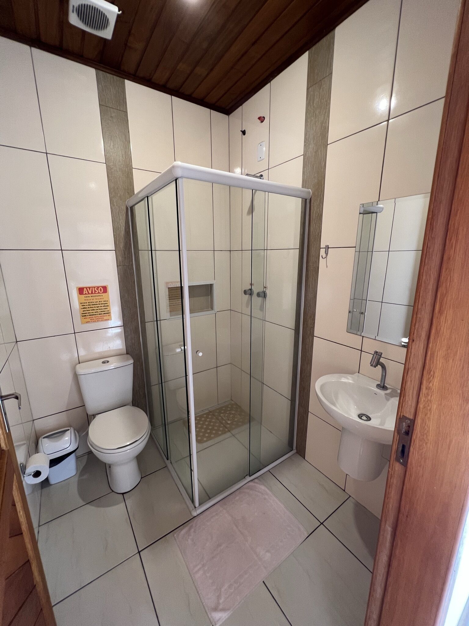 Ein Badezimmer mit Duschkabine, Toilette und Waschbecken.