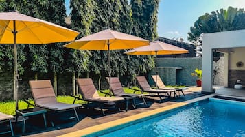 Una piscina al aire libre