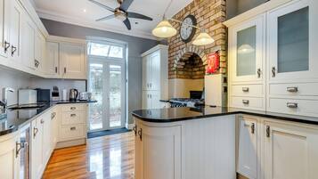 Oppvaskmaskin og høy barnestol