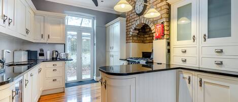 Een vaatwasser, een kinderstoel