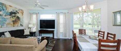 TV connectée, lecteur de DVD, table de tennis de table