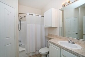 Combinazione doccia/vasca, asciugacapelli, asciugamani, sapone