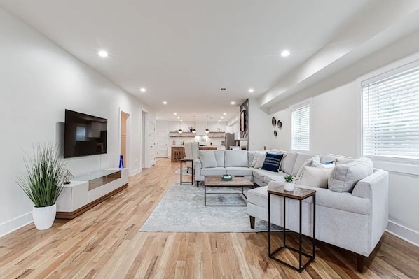 Smart TV, chimenea y libros