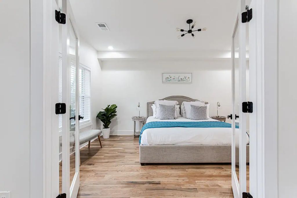 7 dormitorios, tabla de planchar con plancha, cuna de viaje