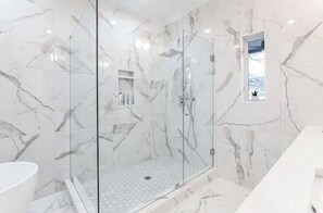Ensemble baignoire-douche, séchoir à cheveux, serviettes fournies, savon