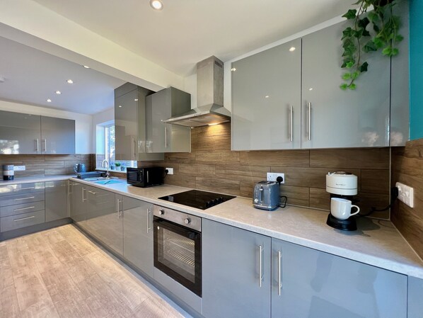 Private kitchen - Curzon House One MyShortLets (Cleethorpes)