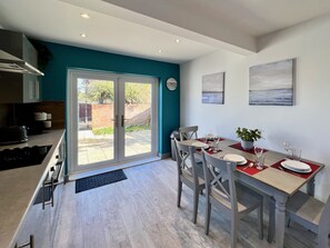 Dining - Curzon House One MyShortLets (Cleethorpes)