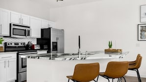 Cafetera/tetera, refrigerador, microondas, horno