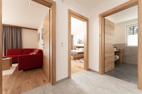 2 bedrooms, in-room safe, desk, iron/ironing board