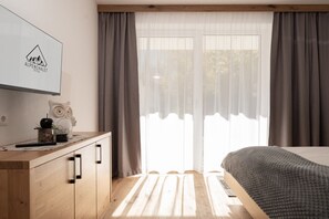2 bedrooms, in-room safe, desk, iron/ironing board