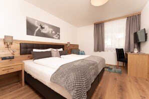 2 bedrooms, in-room safe, desk, iron/ironing board