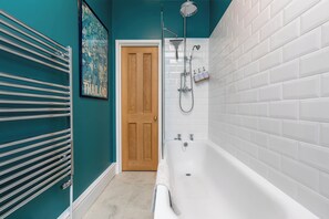 Bathtub - Homely 1BD Flat by the River in Fulham (London)