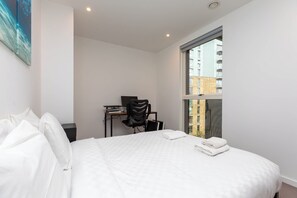 1 bedroom, iron/ironing board, Internet, bed sheets - Modern 1-BD Apt with Balcony | Surrey Quays (London)