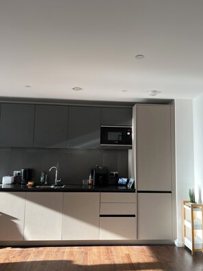 Een koelkast, een magnetron, een oven, een kookplaat