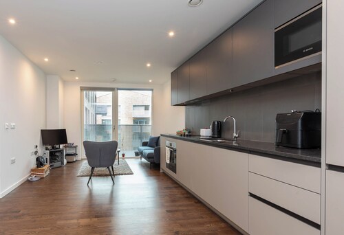 Modern 1-BD Apt with Balcony | Surrey Quays