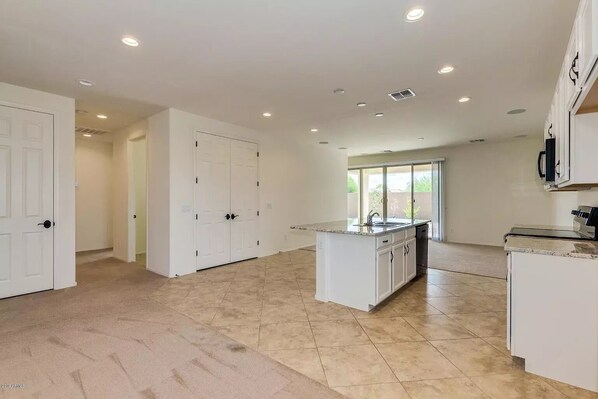 Fridge, microwave, oven, stovetop - Minutes from SUPERBOWL  (Avondale)