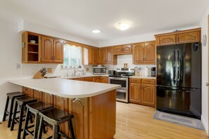 Kjøleskap, mikrobølgeovn, ovn og kokeplater