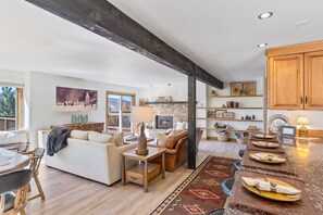 Una Smart TV, una chimenea, una mesa de tenis de mesa