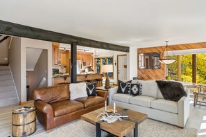 Una Smart TV, una chimenea, una mesa de tenis de mesa