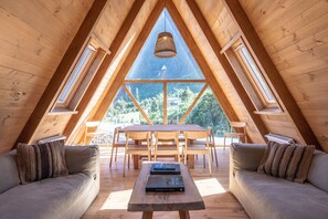 Lobby sitting area - Tawa Refugio del Puelo (Cochamó)