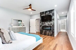 4 bedrooms, WiFi - Modern relaxing home w/ movie room & massage chair (Atlanta)