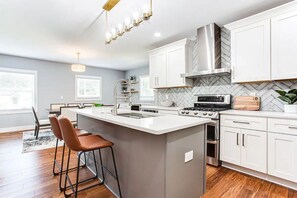 Private kitchen - Modern relaxing home w/ movie room & massage chair (Atlanta)
