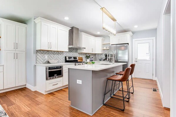 Private kitchen - Modern relaxing home w/ movie room & massage chair (Atlanta)