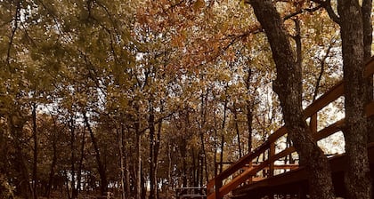 Pine Hollow w/ Lemurs & zebras, Private Hot Tub