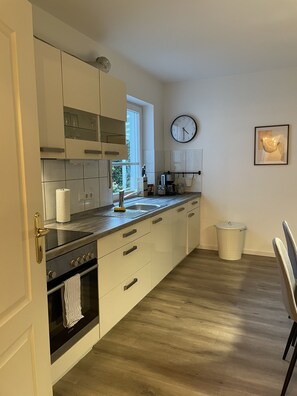 Fridge, microwave, stovetop, dishwasher