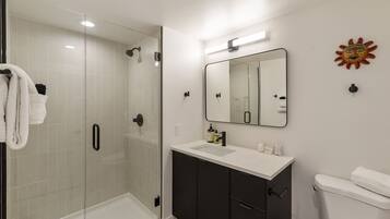 Deluxe Apartment | Bathroom
