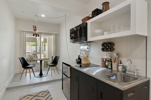 Apartamento Deluxe | Cocina privada | Frigorífico grande y utensilios de cocina