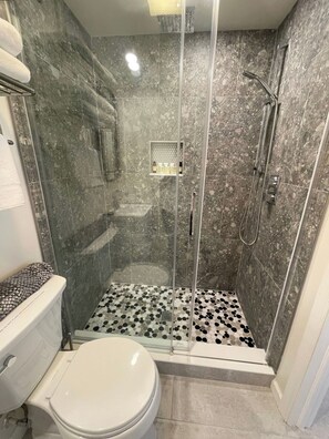 Haartrockner, Handtücher, Seife, Toilettenpapier