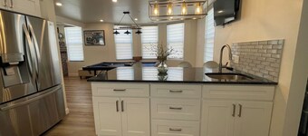 Cadillac Blue House - Luxury w/ Pool Table!