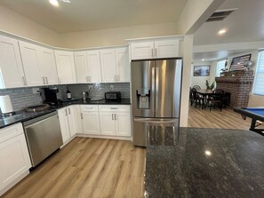 Refrigerador, microondas, horno, placa de cocina