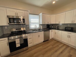 Refrigerador, microondas, horno, placa de cocina