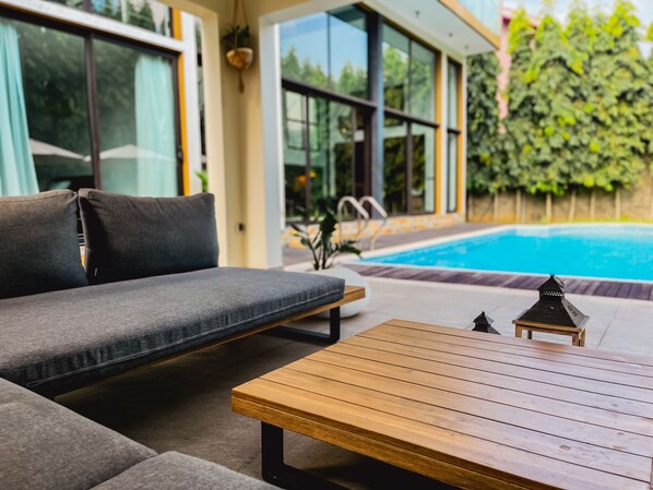 Una piscina al aire libre