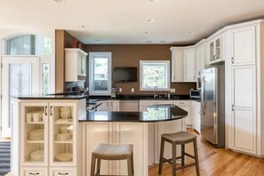 冷蔵庫、電子レンジ、オーブン、コンロ