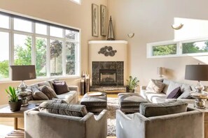 スマートテレビ、暖炉、DVD プレーヤー、ビデオライブラリ