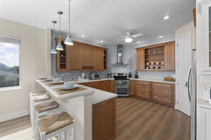 Een koelkast, een microgolfoven, een oven, een kookplaat