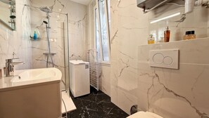 Douche, serviettes fournies