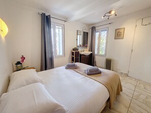 3 chambres, fer et planche à repasser, Wi-Fi, literie fournie