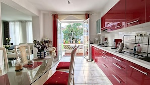 Kylskåp, mikrovågsugn, ugn och spishäll