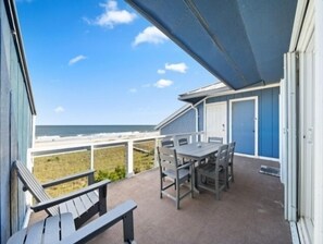 Outdoor dining - Ocean Vibes (4-Bedroom Home) by RedAwning (Carolina Beach)