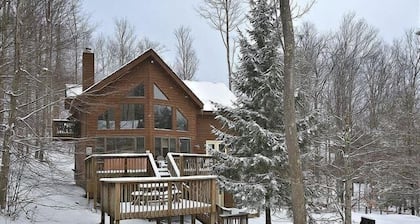 NF35-Northface Ski Retreat! Hot tub! Game Room!
