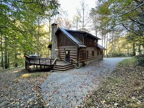 Exterior - Hounds Retreat Pet Friendly, Wood Fireplace, HotTub, WiFi, Decks (Ferguson)