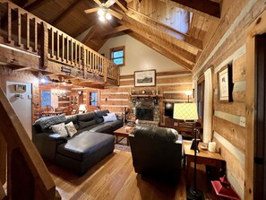 TV, fireplace, books - Hounds Retreat Pet Friendly, Wood Fireplace, HotTub, WiFi, Decks (Ferguson)
