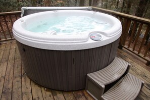 Outdoor spa tub - Hounds Retreat Pet Friendly, Wood Fireplace, HotTub, WiFi, Decks (Ferguson)