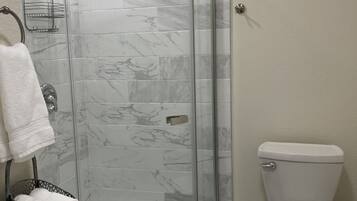 Een douche, een haardroger, handdoeken, zeep