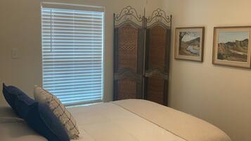 1 habitación, tabla de planchar con plancha y cuna de viaje